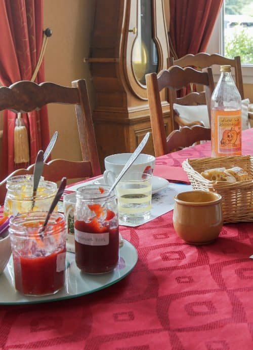 Une nappe rouge étendue sur une table, créant une ambiance chaleureuse et accueillante