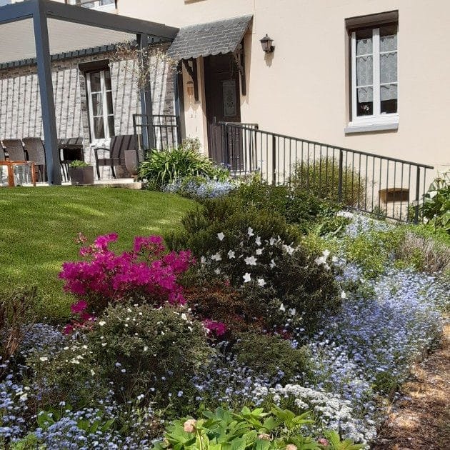 allée fleuris dans les chambres d'hôte Lecarpentier